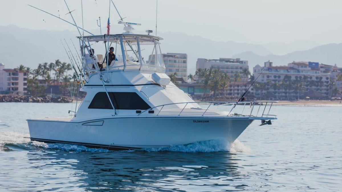 The 35 ft Cabo sportfishing boat running out of Nuevo Vallarta with outriggers up on a Puerto Vallarta fishing charter
