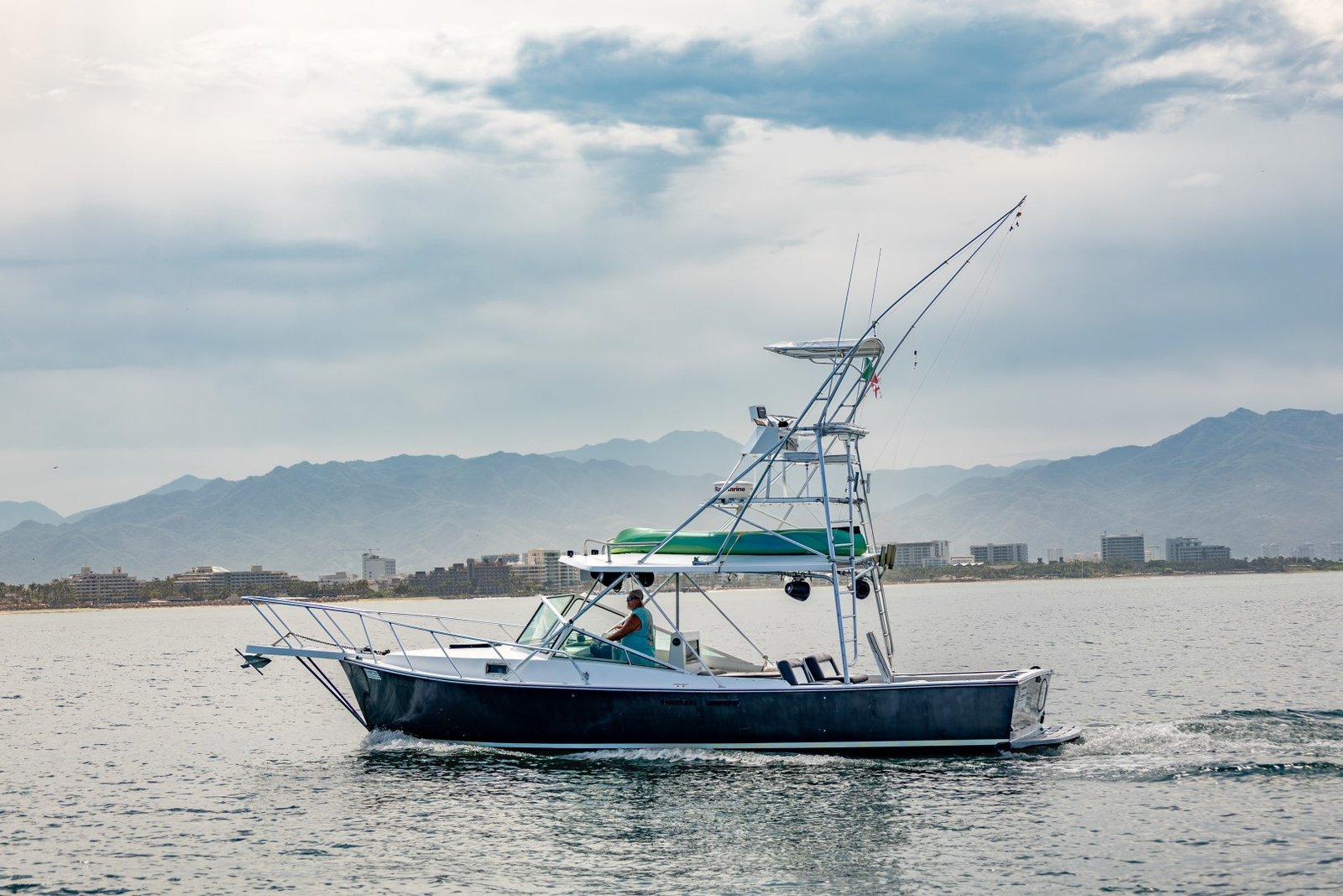 Guanatuna idling on calm water off Nuevo Vallarta